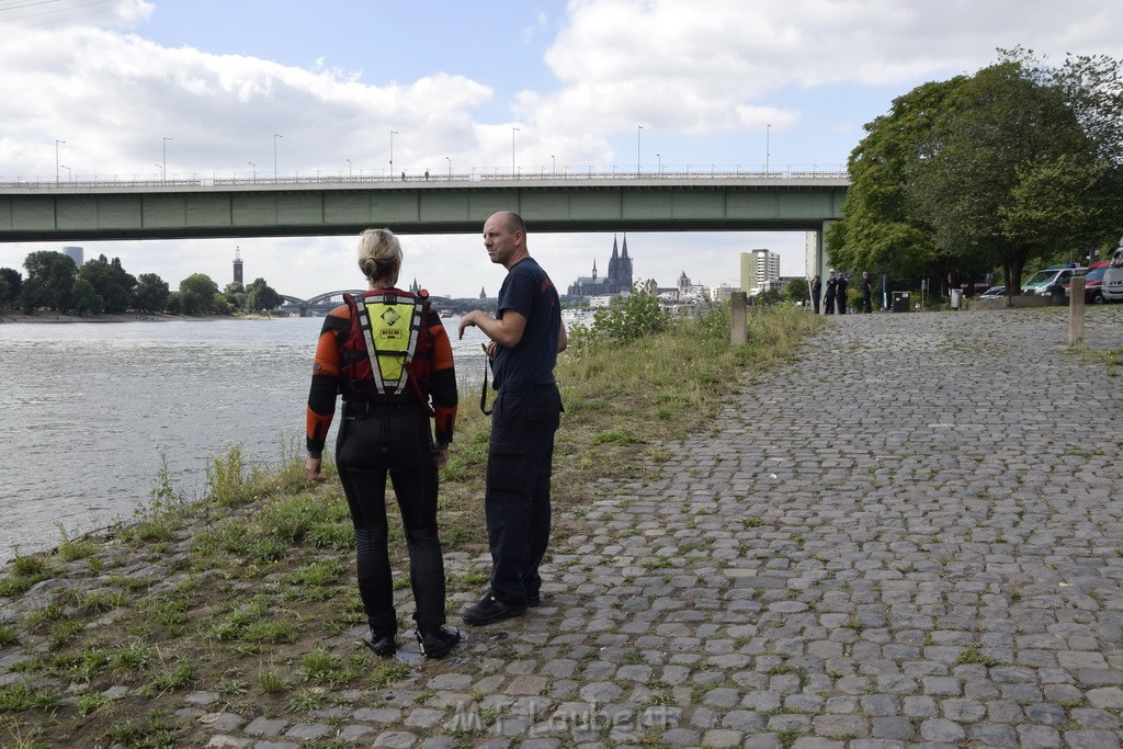 Uebung BF Taucher und Presse Koeln Zoobruecke Rhein P324.JPG - Miklos Laubert